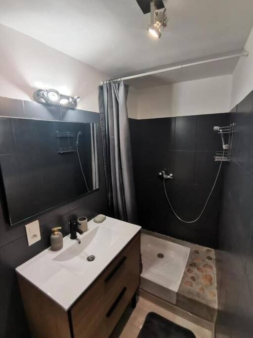 Charmant Appartement Au Calme Saint-Georges-de-Luzençon エクステリア 写真
